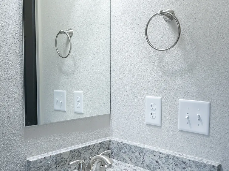 Eastside Crossing Apartments — Photo 25
