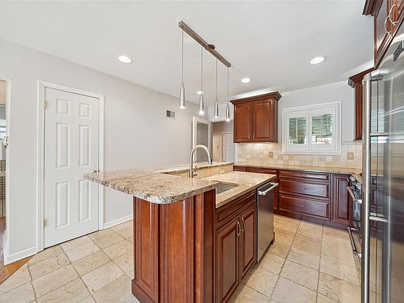 4th image of 7625 Fort Henry Dr