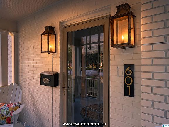 5th image of 601 Oak St NE