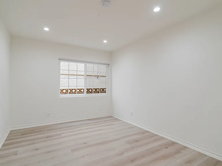 323 N Louise St #A — Photo 9