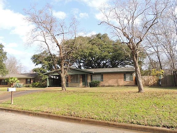 3rd image of 3911 Glenn Oaks Dr