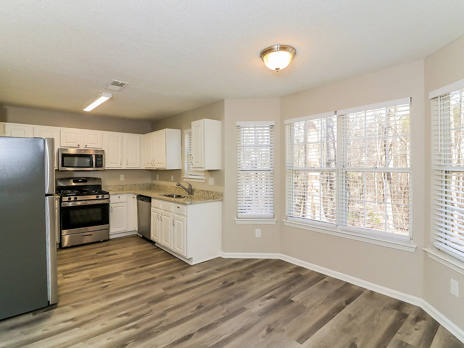 3 bed, 2.5 bath, 2162 sqft, $2,065 — Photo 4