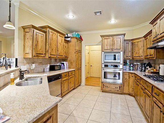 3rd image of 1201 SW Westbury Pl