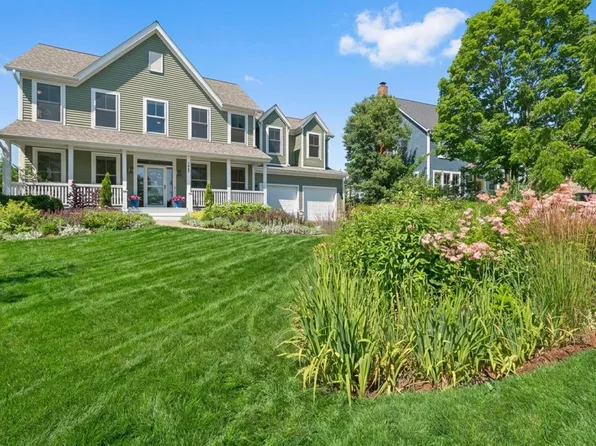 1329 Calamus Ln, Grayslake, IL 60030