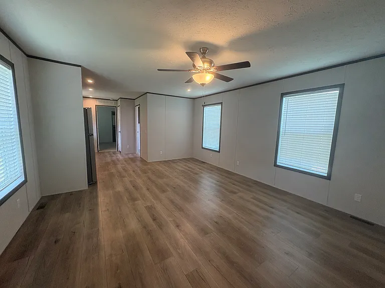 223 Lexington Dr — Photo 2