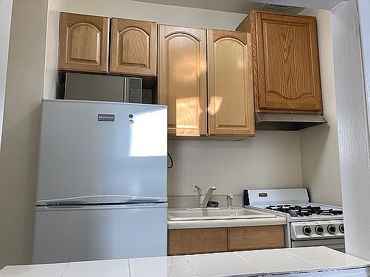 4th image of 116 E 37th St APT 2B
