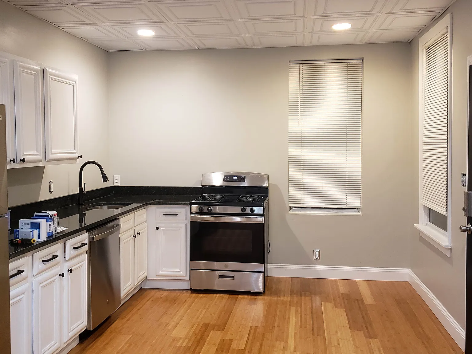 1 bed, 900 sqft, $995 — Photo 3