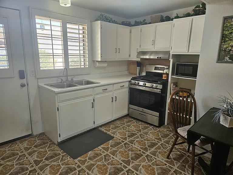 387 S Paseo Quinta #C — Photo 4