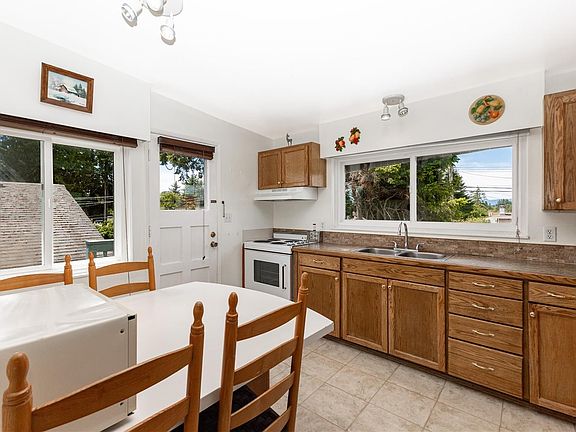 5th image of 549 Dogwood St