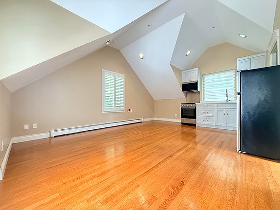 2nd image of 3637 Pine Cres #3