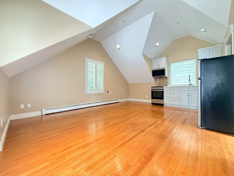 3637 Pine Cres #3 — Photo 2