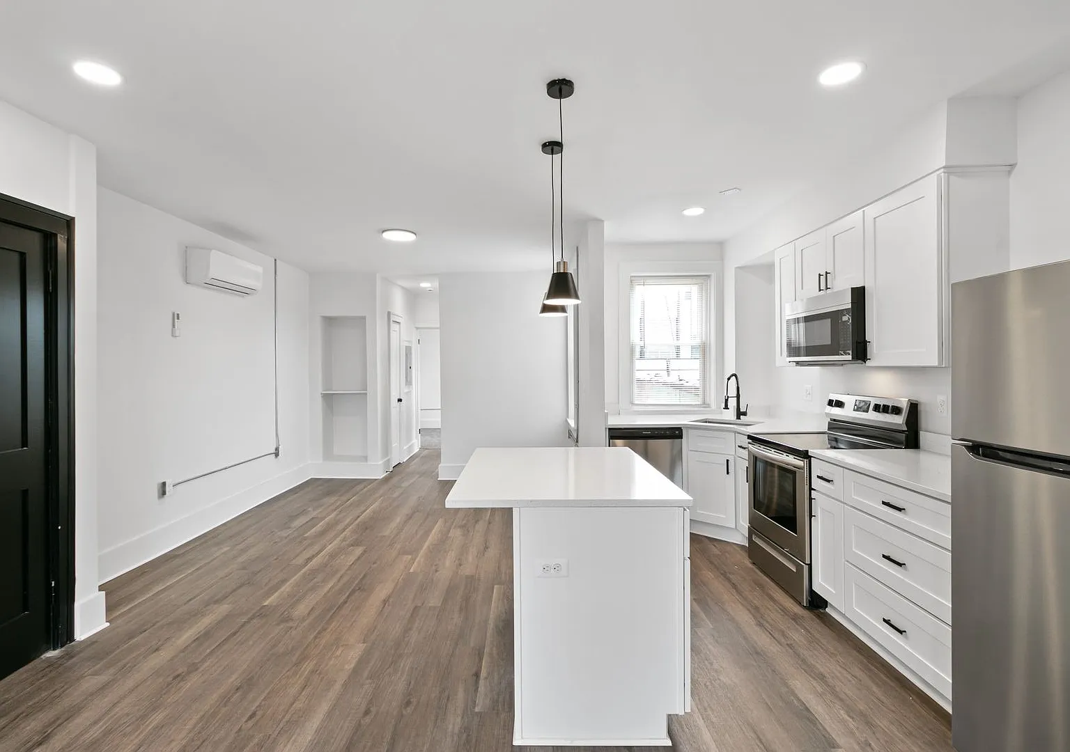 1 Bedroom 1 Bath Unit Available — Photo 4