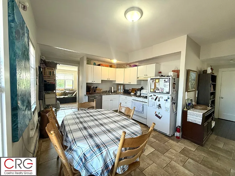 3 bed, 1325 sqft, $3,300 — Photo 3