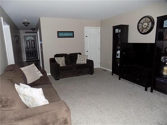 5th image of 144 Frank Dr