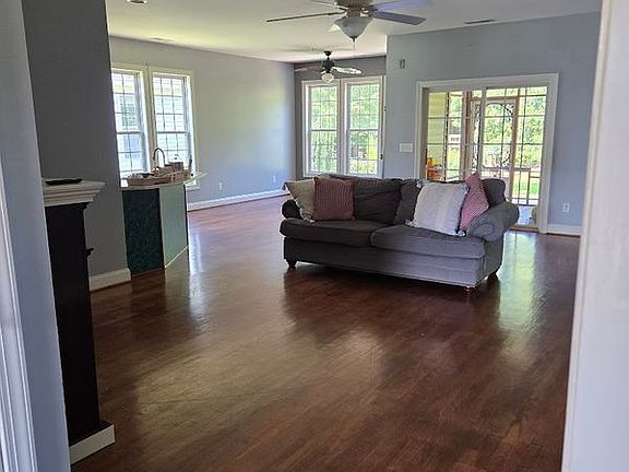 4th image of 2761 Country Club Dr