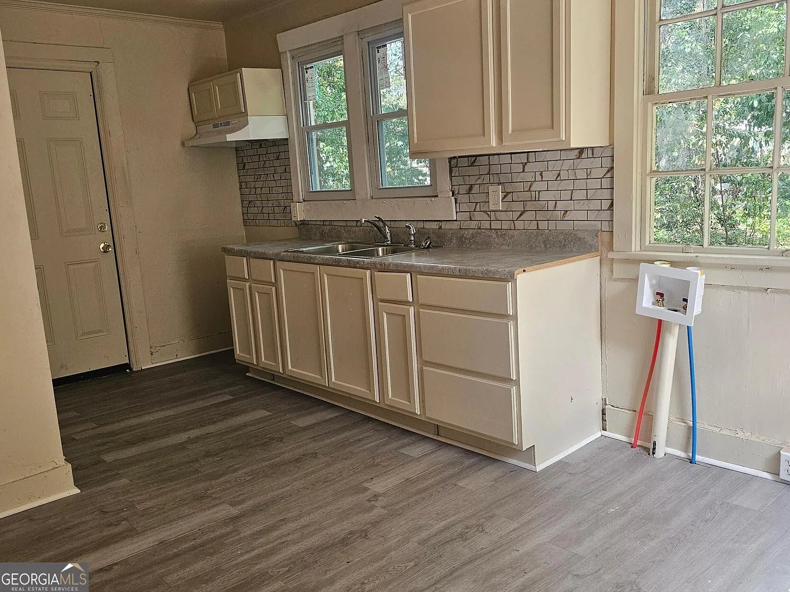 2 bed, 1.0 bath, 837 sqft, $799 — Photo 3