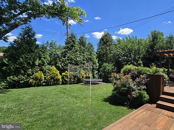 4th image of 827 Larkspur St