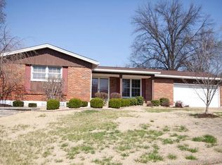 909 Crescent Dr, Saint Charles, MO