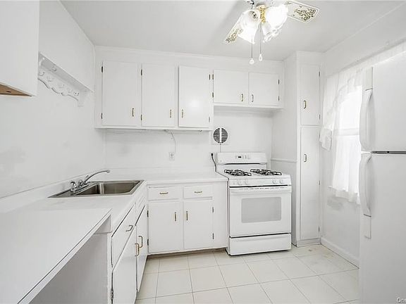 5th image of 7 Leewood Cir APT 4R