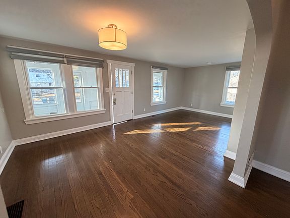 4th image of 856 Woodlawn Ave