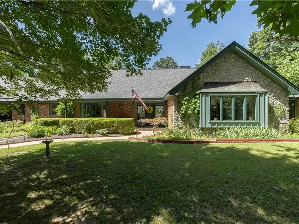 2800 N Sherwood Ln, Fayetteville, AR 72703