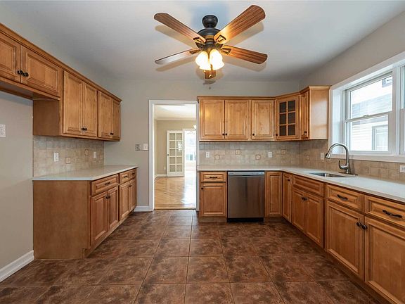 5th image of 243 Brown Ave