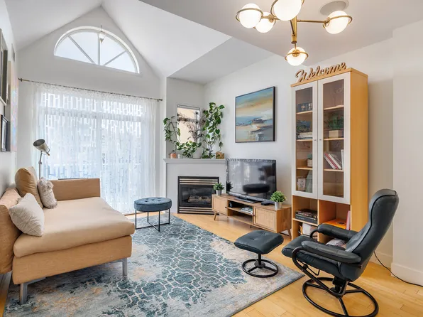 1088 Sunset Dr Unit 247, Kelowna, BC V1Y 9W1