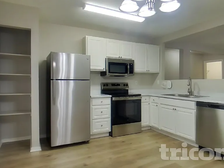 11514 W Wethersfield Rd — Photo 8