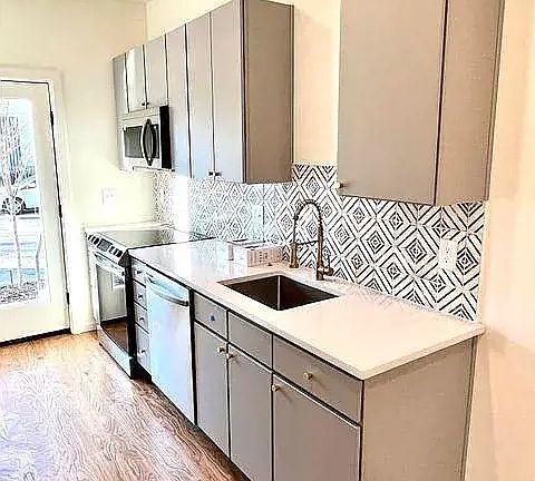 4th image of 3140 Saint Elmo Ave