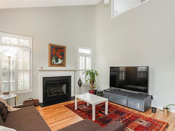 4th image of 82 Park Village Ln