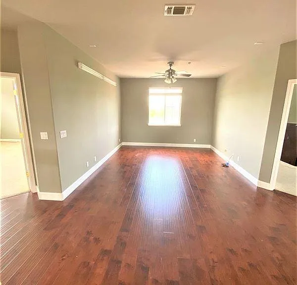 1129 Platinum St — Photo 2