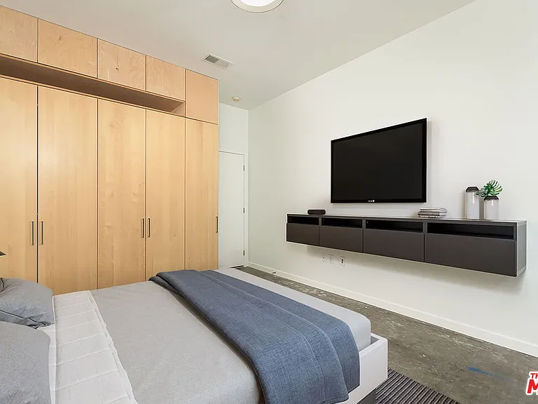 630 W 6th St #207 — Photo 24