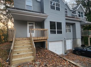 30 Hammond Rd APT 1, Glen Cove, NY 11542