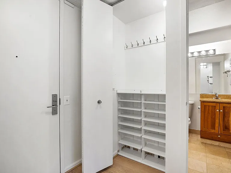 4343 N Clarendon Ave #911 — Photo 15