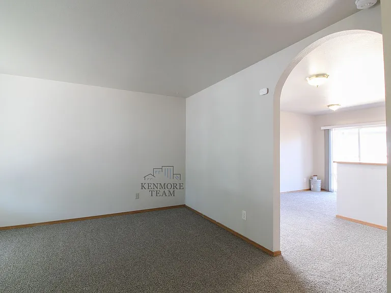 825 S Elm St — Photo 2