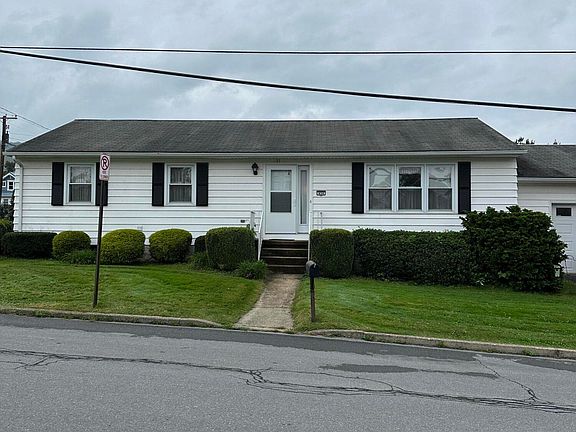 3rd image of 454 Charles St S
