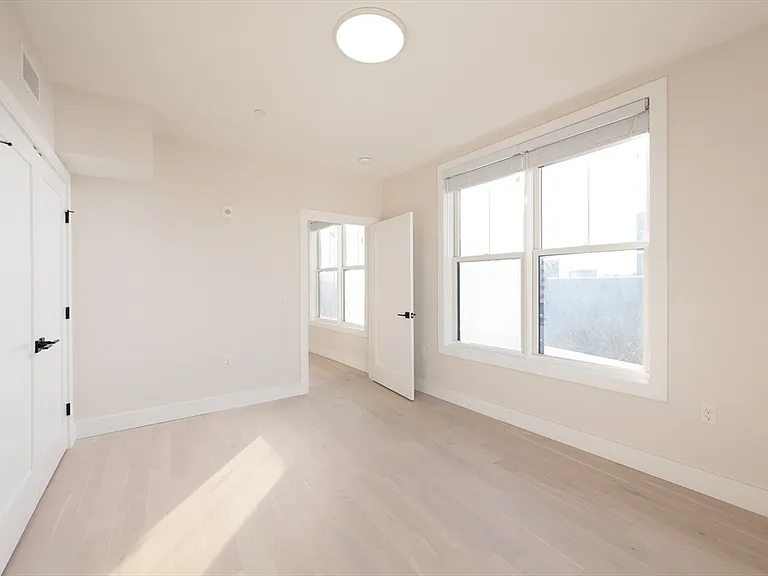 425 Border St #407 — Photo 9
