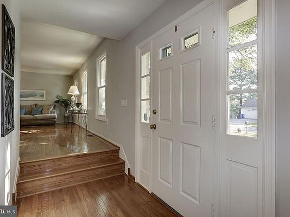 3rd image of 15208 Apricot Ln