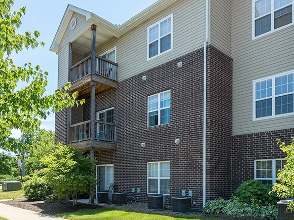 50 Hunt Club Dr, Akron, OH