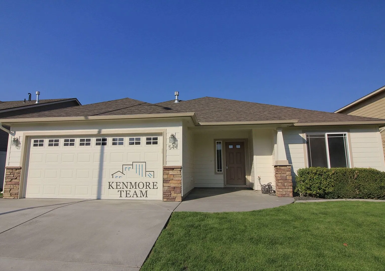 3 Bedroom, 2 Bath Home in South Richland — Photo 1