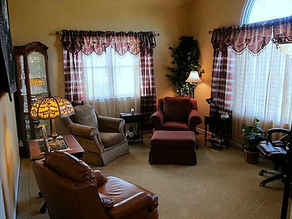 4th image of 812 Keeling Dr