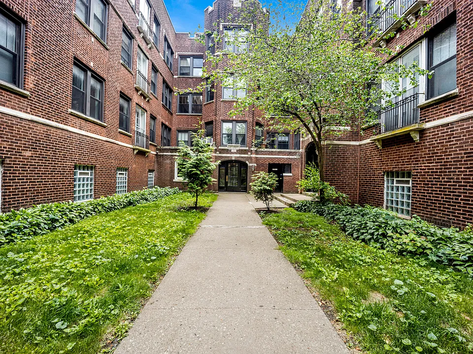 1239 W Greenleaf Ave #3S