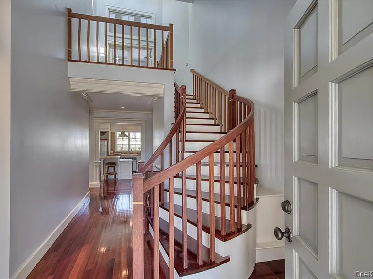 11003 Main Rd — Photo 11