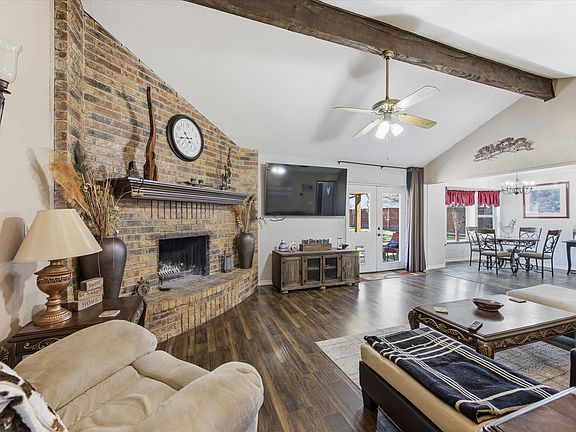 4th image of 401 Brookhollow St