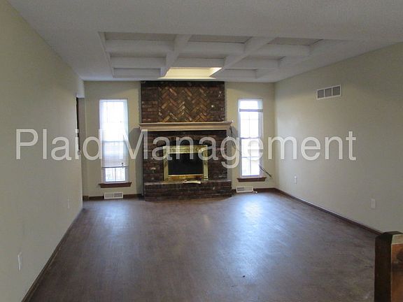 2nd image of 912 NW Valley Woods Dr