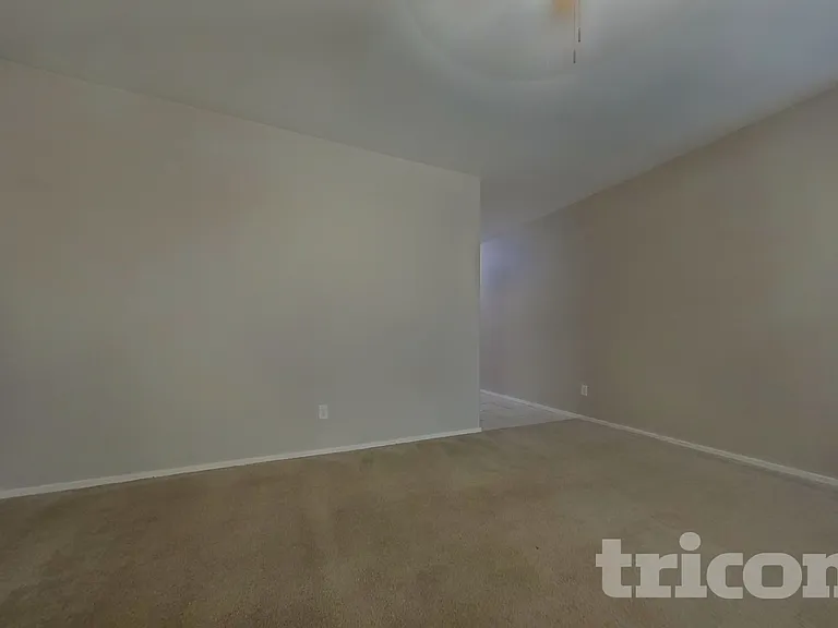 29300 W Clarendon Ave — Photo 2