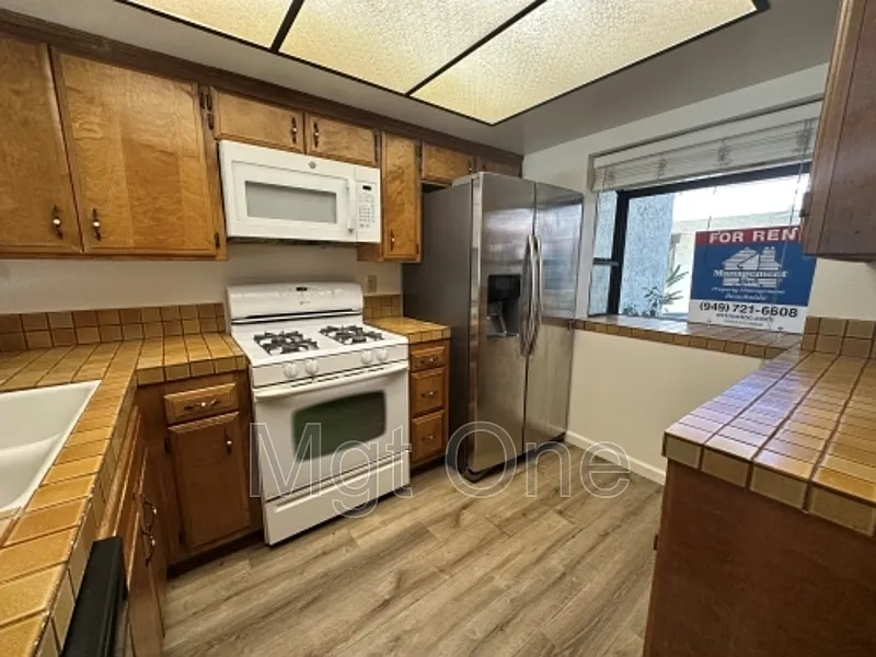 2 bed, 1.5 bath, 1270 sqft, $2,950 — Photo 2