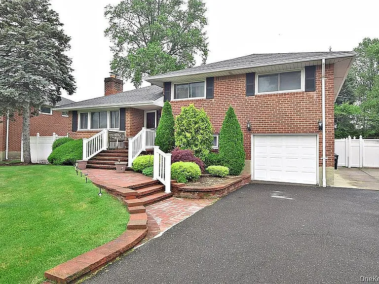 51 Whitman Ave — Photo 3