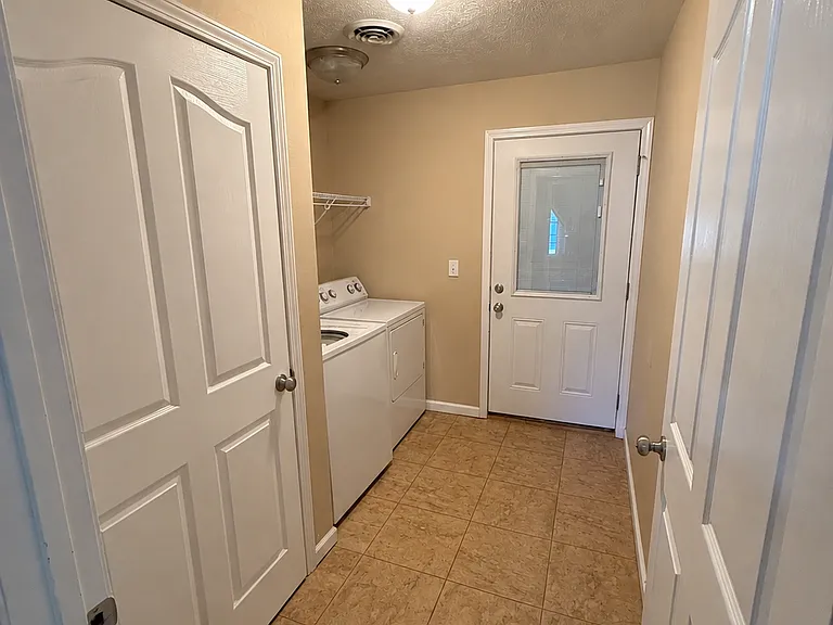1210 Stonington Dr — Photo 8