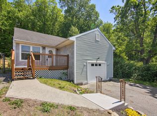 988 Pearl Lake Rd, Waterbury, CT 06706